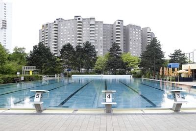 25.11.2025, Pressekonferenz der Berliner B?derbetriebe im Kombibad Gropiusstadt in Berlin, zur Er?ffnung Freibad-Sommers-stock-foto