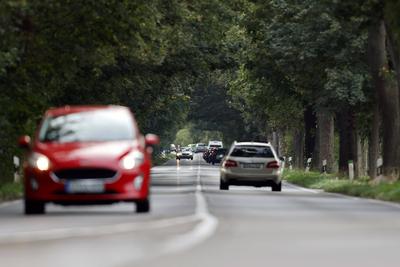 Autos fahren auf einer Landstra?e bei K?ln. F?r die Berechnung der Pendlerpauschale gilt seit dem 01. Januar 2022 ein Be-stock-foto