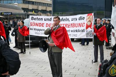 Leipzig - Demo auf Augustusplatz: 140 Menschen stellen sich spontan kleiner Gruppe Abtreibungsgegnern gegen?ber-stock-photo