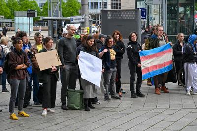 Leipzig - Demo auf Augustusplatz: 140 Menschen stellen sich spontan kleiner Gruppe Abtreibungsgegnern gegen?ber-stock-photo