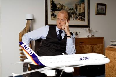 Dr Thomas Enders GER Vorstandsmitglied EADS vor dem Modell des A380 in seinem B?ro in Ottobrunn-stock-photo
