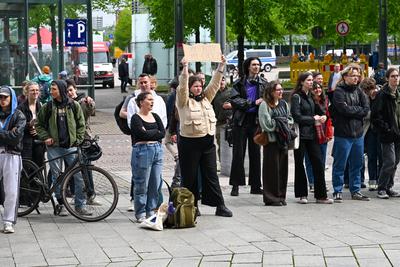 Leipzig - Demo auf Augustusplatz: 140 Menschen stellen sich spontan kleiner Gruppe Abtreibungsgegnern gegen?ber-stock-photo