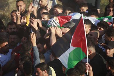Palestinian mourners carry the body of 16-year-old Abdel Khaleq Jaboura during his funeral in the village of Salem,-stock-foto