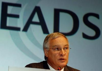 Bildnummer: 50718010  Datum: 09.03.2005  Copyright: imago/Guido KrzikowskiRainer Hertrich (GER/Vorstandsvorsitzender EADS) anl?sslich der Jahrespressekonferenz in M?nchen, Personen; 2005, M?nchen, European Aeronautic Defense and Space Company, Manager , Unternehmensf?hrung , Vorstand, Vorstandsvorsitzende, Pressetermin, Raumfahrtindustrie, Luftfahrtindustrie, Verteidigungsindustrie, R?stungsindustrie, Raumfahrtunternehmen, Luftfahrtunternehmen, R?stungsunternehmen, Pressekonferenz; , quer, Kbdig, Einzelbild, close, Industrie, Wirtschaft, Logo, Logos, Deutschland, Aktion, People / Vorsitzender-stock-foto