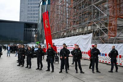 Leipzig - Demo auf Augustusplatz: 140 Menschen stellen sich spontan kleiner Gruppe Abtreibungsgegnern gegen?ber-stock-foto