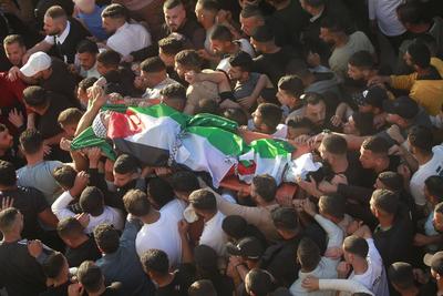 Palestinian mourners carry the body of 16-year-old Abdel Khaleq Jaboura during his funeral in the village of Salem,-stock-foto