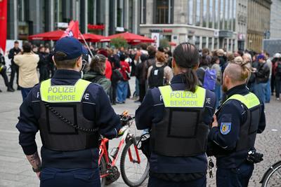 Leipzig - Demo auf Augustusplatz: 140 Menschen stellen sich spontan kleiner Gruppe Abtreibungsgegnern gegen?ber-stock-foto