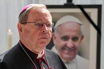 Kondolenzbuch zum Tod von Papst Franziskus in Berlin-stock-foto