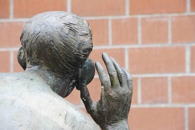 Eine Figur aus der Skulpturengruppe Die Lauschenden des Bildhauers Karl Henning Seemann lauscht am 1-stock-photo