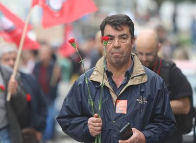 The city of porto celebrates the carnation revolution-stock-foto