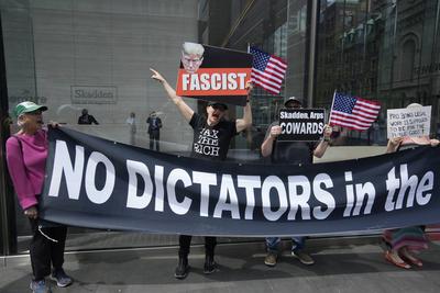 Activists protest Skadden et al agreeing to Trump?s demands-stock-foto