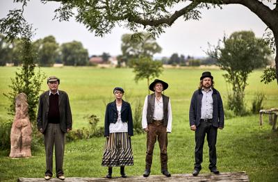 Thomas R?hmann, Theater am Rand, Zollbr?cke, Oderbruich, 12.7.2024 Jens-Uwe Bogadtke, Kathleen Gaube, Thomas R?hmann und-stock-photo