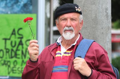 The city of porto celebrates the carnation revolution-stock-foto