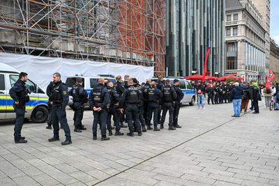 Leipzig - Demo auf Augustusplatz: 140 Menschen stellen sich spontan kleiner Gruppe Abtreibungsgegnern gegen?ber-stock-foto