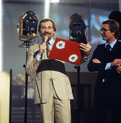 Jahrmarkt Jahrmarkt, Spielshow, Deutschland 1977, Moderator Peter Rapp mit Kandidat, Deutschland Copyright: kpa UnitedA-stock-photo