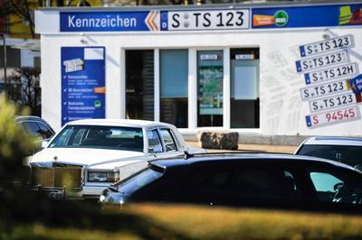 Zulassungsstelle Stuttgart. In der Zeit der weltweiten Corona Pandemie ist der Dienstbetrieb in der Kfz-Zulassungsstelle-stock-photo