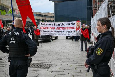 Leipzig - Demo auf Augustusplatz: 140 Menschen stellen sich spontan kleiner Gruppe Abtreibungsgegnern gegen?ber-stock-foto
