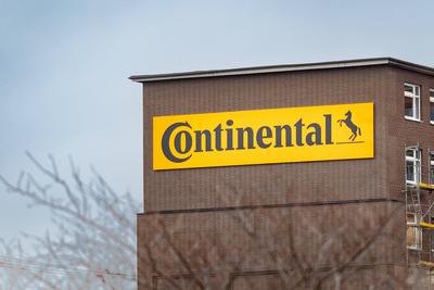 Ein Schild des Unternehmens Continental an deren Hauptverwaltung in Hannover, 03.02.2022. Hannover Deutschland *** A sig-stock-foto