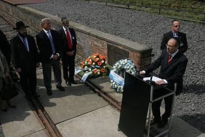 Bildnummer: 54637226  Datum: 19.05.2005  Copyright: imago/Fabian MatzerathBesuch des israelischen Aussenministers Silvan Shalom (r.) am Donnerstag (19,05.2005) in Berlin am Gleis 17 des Bahnhof Grunewald. Von rechts nach links stehen der israelische Botschafter in Deutschland Shimon Stein, der Vorsitzende der j?dischen Gemeinde in Berlin, Albrecht Meyer, und ein Rabbiner. People Politik kbdig xmk xo0x 2005 querBildnummer 54637226 Date 19 05 2005 Copyright Imago Fabian  Visit the Israeli Minister for Foreign Affairs Silvan Shalom r at Thursday 19 05 2005 in Berlin at Track 17 the Station Grunewald from right after left Stand the Israeli Ambassador in Germany Shimon Stone the Chairman the Jewish Community in Berlin Albrecht Meyer and a Rabbis Celebrities politics Kbdig xmk xo0x 2005 horizontal-stock-foto