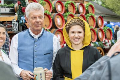 OB Dieter Reiter mit dem M?nchner Kindl Franziska Inselkammer, Er?ffnung des M?nchner Fr?hlingsfests, M?nchen, 25. April 2025-stock-foto