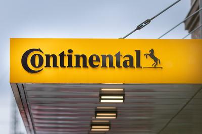 Ein Schild des Unternehmens Continental vor deren Hauptverwaltung in Hannover, 03.02.2022. Hannover Deutschland *** A si-stock-foto