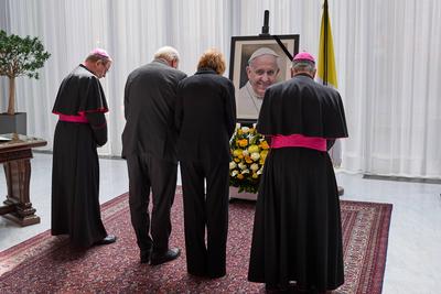 Kondolenzbuch zum Tod von Papst Franziskus in Berlin-stock-foto