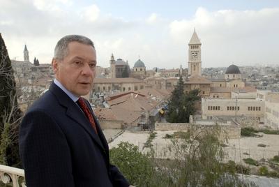 Bildnummer: 60072791  Datum: 10.04.2007  Copyright: imago/epdDer deutsche Botschafter in Israel, Harald Kindermann, am 10.04.2007 auf der Dachterasse des G?stehauses des evangelischen Propstes in Jerusalem. Im Hintergrund rechts die Erl?serkirche der deutschen evangelischen Gemeinde in Jerusalem, in der Mitte die Grabeskirche. DER ABDRUCK DES EPD-FOTOS IST HONORARPFLICHTIG! Harald Kindermann, deutscher Botschafter in Israel 04 Gesellschaft xsp x0x 2007 quer Highlight Asien Israel Jerusalem Personen Portr?t Politik  60072791 Date 10 04 2007 Copyright Imago epd the German Ambassador in Israel Harald Kindermann at 10 04 2007 on the Roof terrace the Guest House the Protestant  in Jerusalem in Background right the Redeemer Church the German Protestant Community in Jerusalem in the centre the Holy Sepulchre the Imprint the epd Photos is  Harald Kindermann German Ambassador in Israel 04 Society xsp x0x 2007 horizontal Highlight Asia Israel Jerusalem People Portrait politics-stock-foto