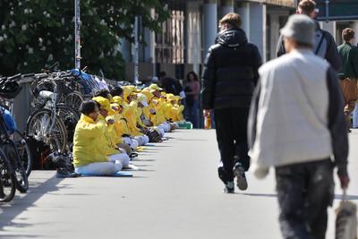 Berlin, Deutschland, 25.04.2025: Jannowitzbr?cke: Demo vor der chinesischen Botschaft unter dem Motto Die Verfolgung von-stock-foto