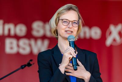 Katja Wolf Katja Wolf, Landesparteivorsitzende BSW und Spitzenkandidatin ihrer Partei f?r die Landtagswahl, spricht bei-stock-foto