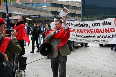 Leipzig - Demo auf Augustusplatz: 140 Menschen stellen sich spontan kleiner Gruppe Abtreibungsgegnern gegen?ber-stock-foto