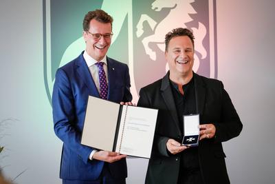 Verleihung des Verdienstorden des Landes Nordrhein-Westfalen Guido Maria Kretschmer aus Hamburg der Modedesigner und bel-stock-foto