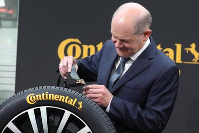 Niedersachsen, Hannover, Bundeskanzler Olaf Scholz besucht Continental und lässt sich die Runderneuerung von LKW Reifen-stock-photo