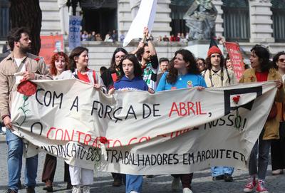 The city of porto celebrates the carnation revolution-stock-foto