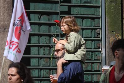 The city of porto celebrates the carnation revolution-stock-foto