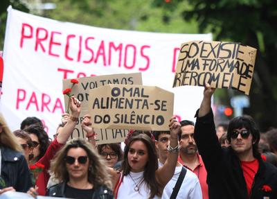 The city of porto celebrates the carnation revolution-stock-foto