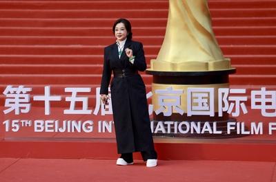BEIJING, CHINA - APRIL 26: Actress Liu Xiaoqing arrives for the closing ceremony of the 15th Beijing International Film-stock-foto