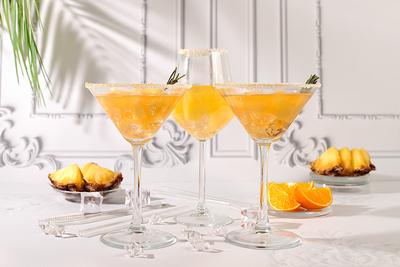 Konzept f?r eine Sommerparty. Tequila, Rum und Wodka-Cocktail mit Ananas, Orange, Eis und Rosmarin-Scheiben. Di?t-Getr?nk f?r K?rper Entgiftung und Gewichtsverlust, Werbung f?r eine Bar oder ein Caf?, Men? f?r ein Restaurant-stock-photo