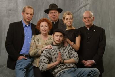 Bildnummer: 50404878  Datum: 01.03.2004  Copyright: imago/Sven SimonV.l.n.r.: Schauspieler Peter-Heinrich Brix, Schauspielerin Hansi Jochmann, Schauspieler Antonio Wannek, Schauspieler Ottfried Fischer, Schauspielerin Tina Bordihn und Schauspieler Hans Michael Rehberg (alle GER) anl?sslich eines Pressetermins zur ARD-Serie - Pfarrer Braun - in Hamburg, Personen; 2004, Hamburg, Fotoshooting, Pressetermin, TV, Fernsehen, Gestik, ; , quer, Kbdig, Gruppenbild, Film, Kunst, Deutschland, Randbild, People / Studioaufnahme, close-stock-photo