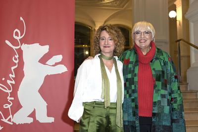 Tricia Tuttle und Claudia Roth bei der Pressekonferenz zur Vorstellung der neuen Berlinale-Leitung im Gropius Bau. Berli-stock-foto