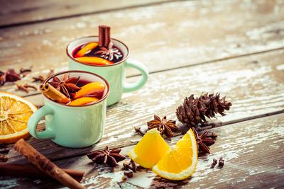 Mulled wine in rustic mugs with spices and citrus fruit on wooden background Mulled wine in rustic mugs with spices and-stock-foto
