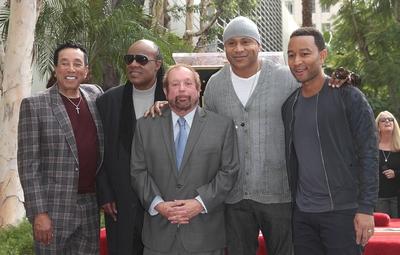 Smokey Robinson Stevie Wonder Ken Ehrlich LL Cool J John Legend KEN EHRLICH HONORED WITH A STAR-stock-foto