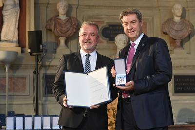 Prof. Dr. Dr. h.c. Bernd Fabritius, Markus SOEDER (Ministerpraesident Bayern und CSU Vorsitzender). Verleihung Bayerisch-stock-foto