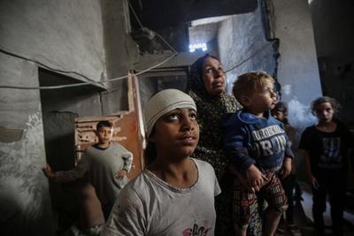 Search and rescue work in the rubble of the targeted house continue after Israeli army conducted attack on the Sabra neighbourhood of Gaza City-stock-foto