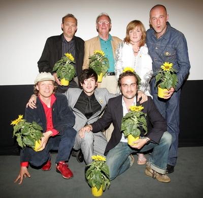 Bildnummer: 50788097  Datum: 30.05.2005  Copyright: imago/StrussfotoVorn v.l.n.r.: Regisseur Lars Jessen, Schauspieler Franz Dinda und Jens Munchow, Peter-Heinrich Brix, Bernhard Petersen, Nina Petri und Peter Lohmeyer (alle GER) anl?sslich der Vorpremiere des Films AM TAG ALS BOBBY EWING STARB in Hamburg, Personen; 2005, Hamburg, Filmpremiere, Filmpremieren, Premiere, Premieren, Pressetermin, Schauspielerin, Blumen, Blume, Regisseure; , quer, Kbdig, Gruppenbild, Film, Kunst, Deutschland, Randbild, People-stock-photo
