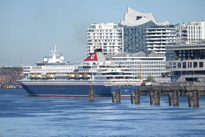 Premiere in der Hafen City - Kreuzfahrtschiff Balmoral macht am neuen Cruise Center HafenCity fest-stock-foto