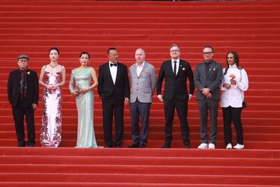 BEIJING, CHINA - APRIL 26: (L1-L7) Art director/designer Tim Yip, actress Ni Ni, actress Joan Chen Chong, actor Jiang We-stock-foto