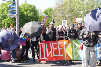 26.04.2025, Berlin - Deutschland. Queer-Demo gegen Rechts am Alex. *** 26 04 2025, Berlin Germany Queer demo against the-stock-photo