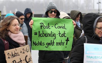Mit einem Trauerzug sowie einer anschlie?enden Demonstration im Liegen vor dem Rathaus Hamburg haben am Samstagmittag ru-stock-foto