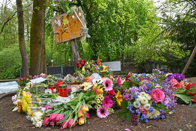 Blumenmeer am Ufer vom Eibsach in Muenchen nach Tod einer Surferin-stock-foto