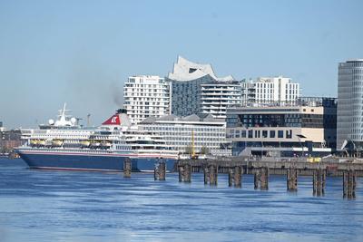 Premiere in der Hafen City - Kreuzfahrtschiff Balmoral macht am neuen Cruise Center HafenCity fest-stock-foto